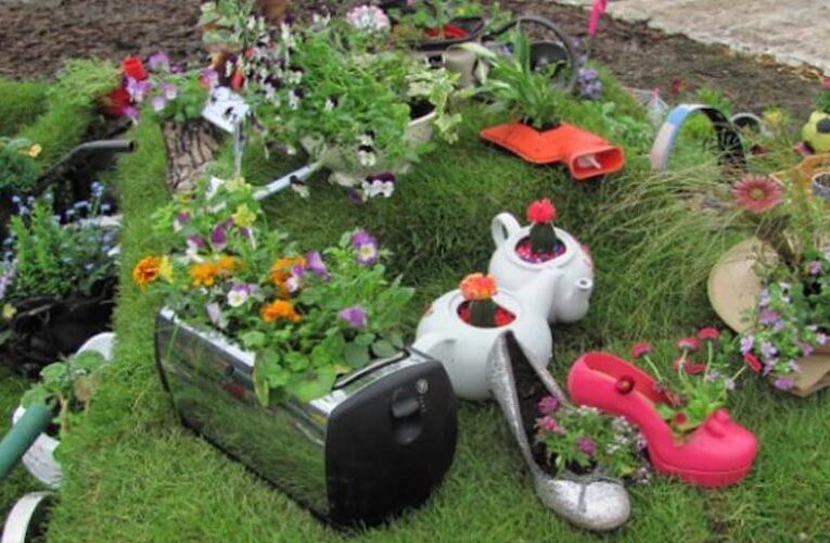 Garden Decoration Tips: बेकार पड़ी चीजों से दें अपने गार्डन को नया लुक !