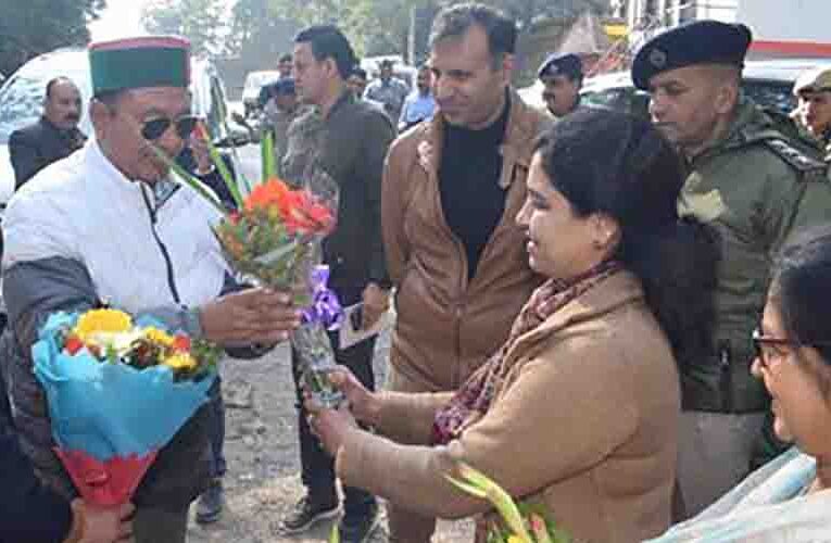 बागवानी एवं राजस्व मंत्री जगत सिंह नेगी ने बिलासपुर के निहाल स्थित फल संतति एवम प्रदर्शनी व उद्यान केंद्र का किया दौरा