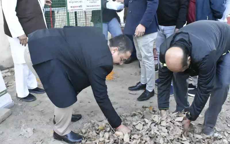 Horticultural waste box installed in Moradabad RTO to make organic compost from dry leaves