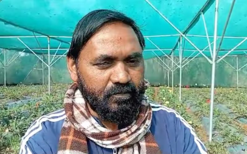 Farmer Hiralal Chaudhary, resident of Deoghar, Jharkhand, is earning lakhs from flower farming.