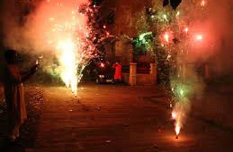 Delhi govt imposes ban on firecrackers to mitigate air pollution