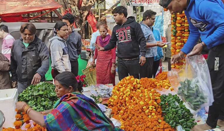 दिवाली के मौके पर दिल्ली में फूलों की मांग बढ़ी, कीमतों में उछाल