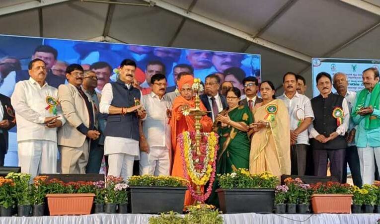 Horticulture exhibition draws hundreds of farmers in Shivamogga