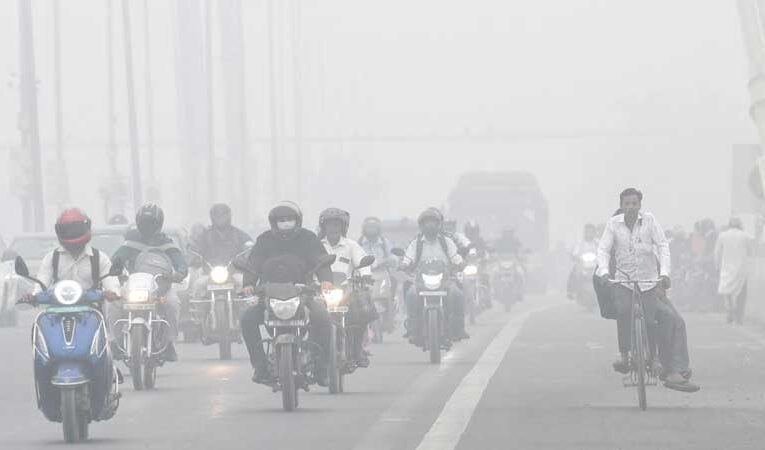 Visibility drops in Delhi amid dense fog, disrupting traffic movement