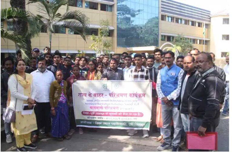 Farmers from Jamshedpur attend training at horticulture center in Noida